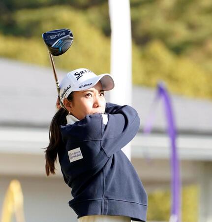 　１番、ティーショットを放つ中山三奈（撮影・西田忠信）