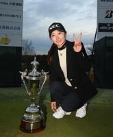 　大会連覇を果たし、ピースサインの安田祐香（撮影・西田忠信）