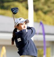 　１番、ティーショットを放つ中山三奈（撮影・西田忠信）