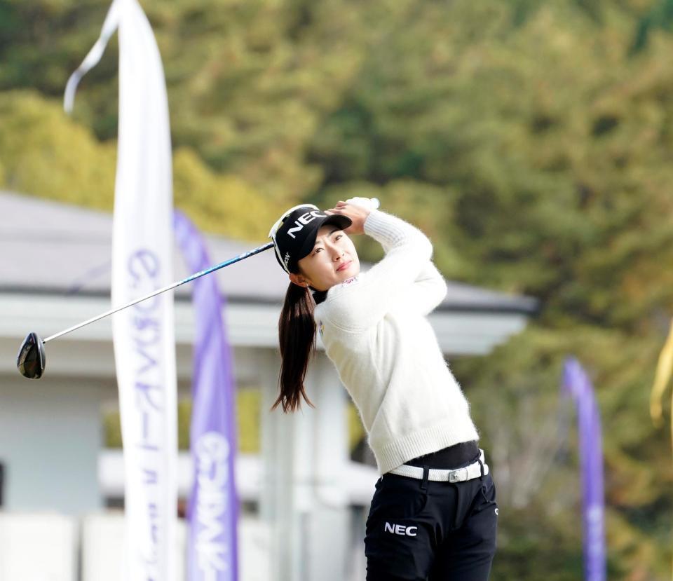 　１番、ティーショットを放つ安田祐香（撮影・西田忠信）