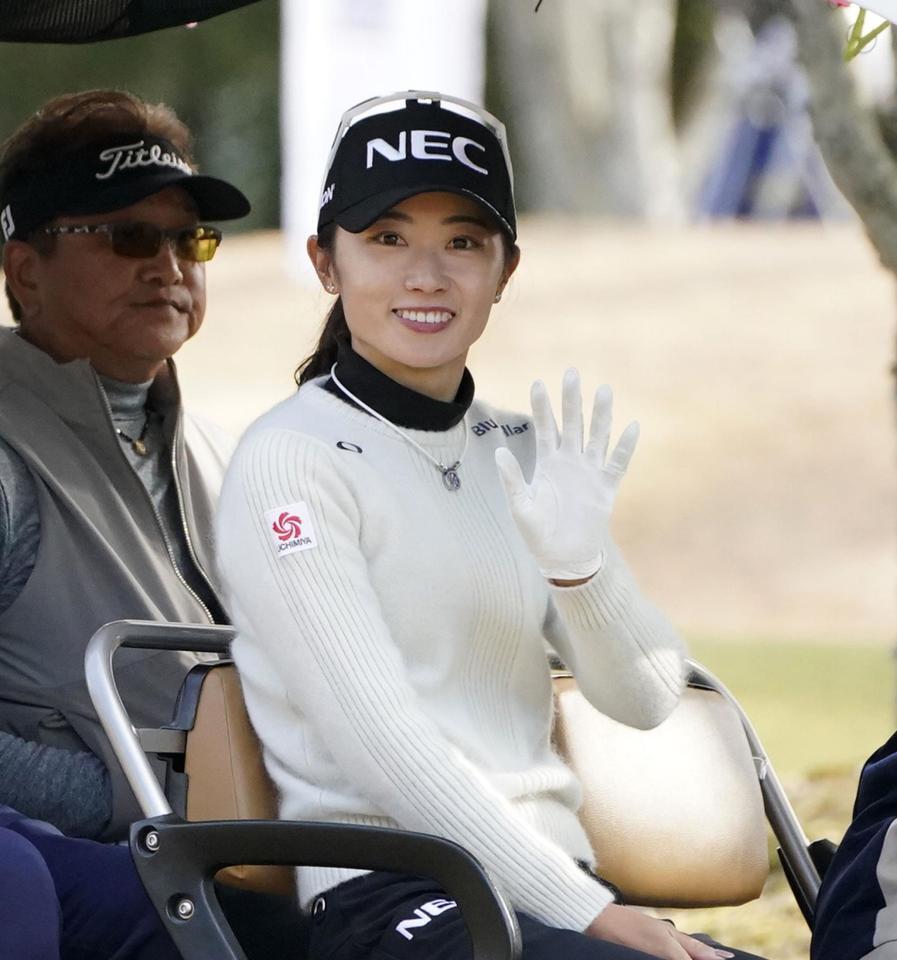 　笑顔で手を振る安田祐香（撮影・西田忠信）