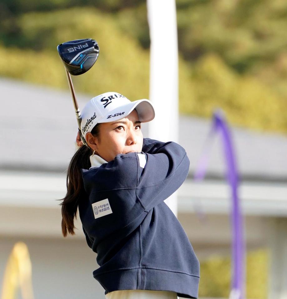 　１番、ティーショットを放つ中山三奈（撮影・西田忠信）