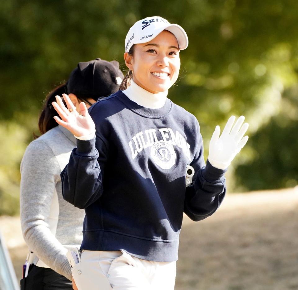 　笑顔で手を振る中山三奈（撮影・西田忠信）