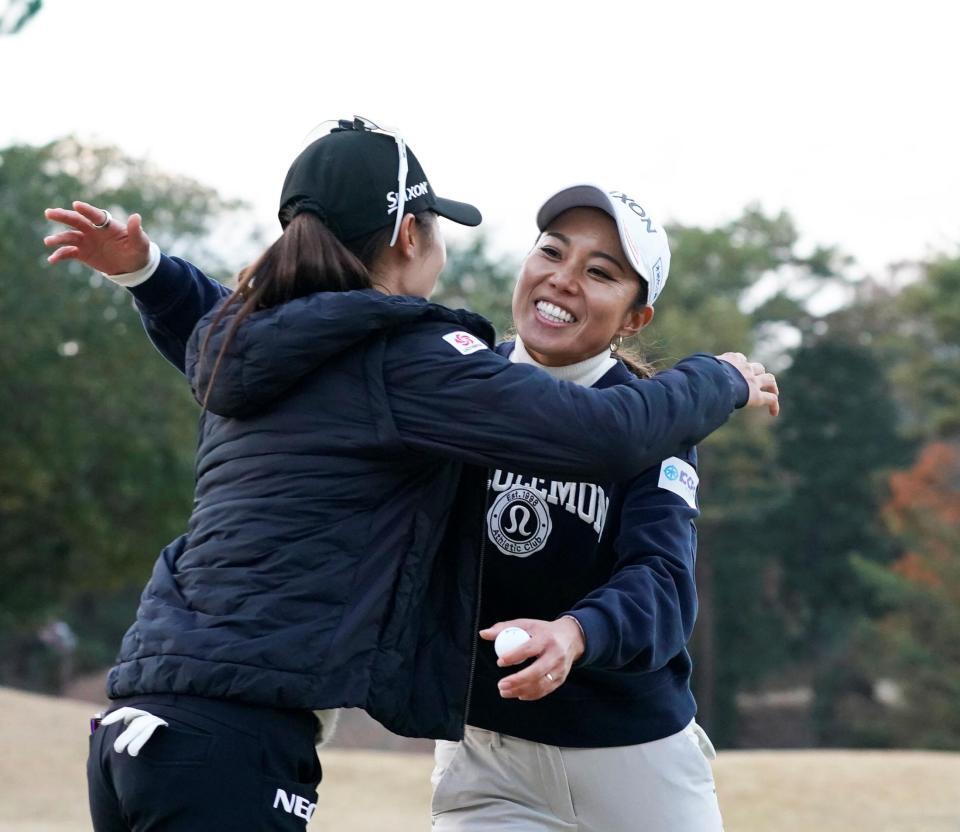 　プレーオフの末に敗れるも安田祐香と健闘をたたえ合う中山三奈（撮影・西田忠信）