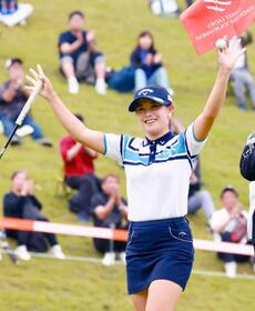 　１０月１２日　スタンレーレディースホンダゴルフ最終日、１８番でウイニングパットを決め、笑顔を見せる河本結