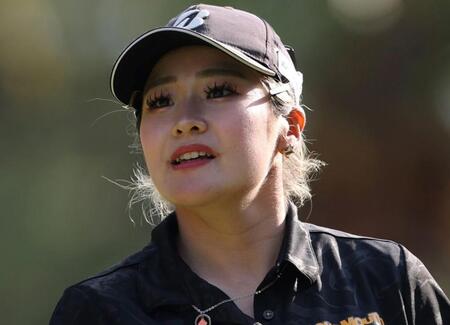 【写真】「ギャルポリス出勤するよー」 制服姿で敬礼の女子ゴルファー