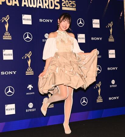 　ドレスアップ撮影でポーズをとる菅沼菜々（撮影・開出牧）