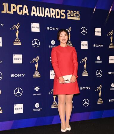 　ドレスアップ撮影でポーズをとる山下美夢有（撮影・開出牧）