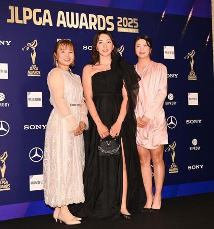 　ドレスアップ撮影でポーズをとる（左から）永峰咲希、脇元華、堀琴音（撮影・開出牧）