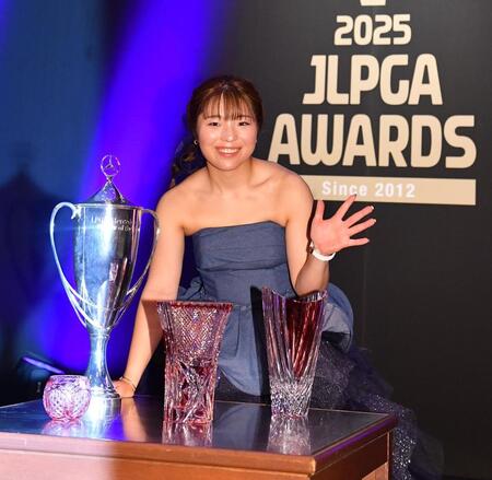 　年間最優秀選手賞に輝き会心の笑みを浮かべる佐久間朱莉（撮影・開出牧）