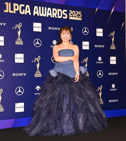 　ドレスアップ撮影でポーズをとる佐久間朱莉（撮影・開出牧）