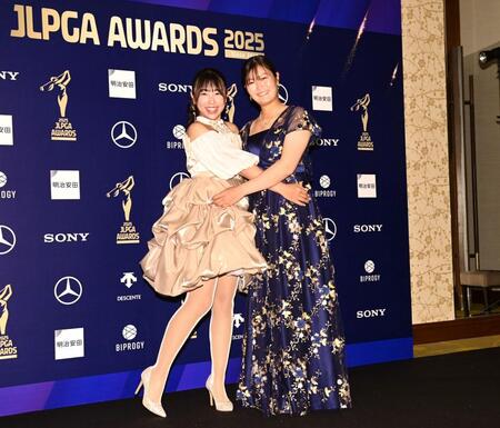 　仲良くポーズを決める菅沼菜々（左）と神谷そら（撮影・開出牧）