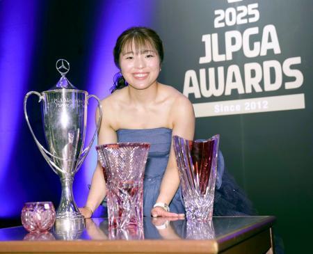 　獲得したトロフィーなどを前に笑顔を見せる、最優秀選手賞など個人３冠に輝いた佐久間朱莉＝１６日、東京都千代田区