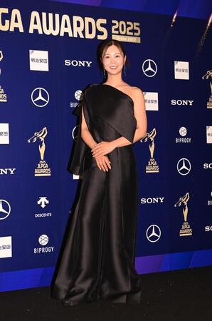 　ブラックドレスでポーズをとる金沢志奈（撮影・開出牧）