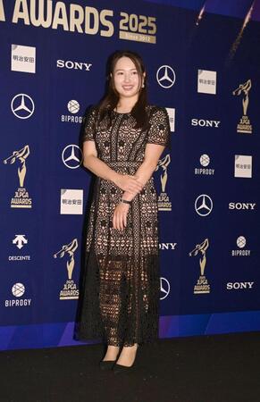 　ドレスアップ撮影でポーズをとる小祝さくら（撮影・開出牧）