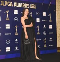 　深くスリットの入ったドレスでポーズを決める脇元華（撮影・開出牧）