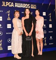 　ドレスアップ撮影でポーズをとる（左から）永峰咲希、脇元華、堀琴音（撮影・開出牧）