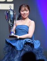 　年間最優秀選手賞に輝きトロフィーを手に会心の笑み浮かべる佐久間朱莉（撮影・開出牧）