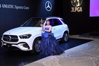 　年間最優秀選手賞に輝きトロフィーを手に会心の笑み浮かべる佐久間朱莉（撮影・開出牧）