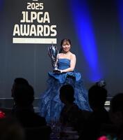 　トロフィーを手に会心の笑みを浮かべる佐久間朱莉（撮影・開出牧）