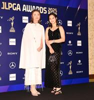 　ドレスアップ撮影でポーズをとる渡辺彩香（左）、柏原明日架（撮影・開出牧）