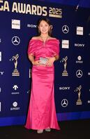 　ドレスアップ撮影でポーズをとる河本結（撮影・開出牧）