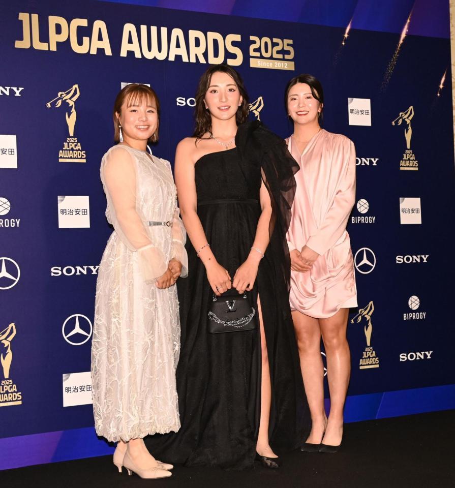 　ドレスアップ撮影でポーズをとる（左から）永峰咲希、脇元華、堀琴音（撮影・開出牧）