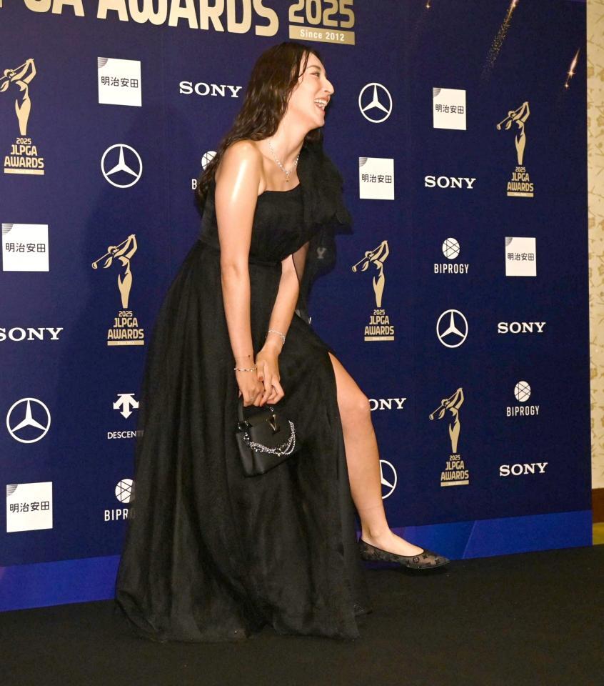 　深くスリットの入ったドレスから美脚を見せる脇元華（撮影・開出牧）