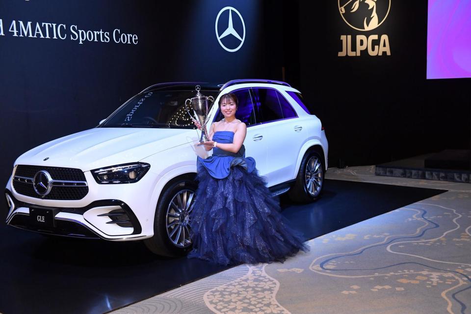 　年間最優秀選手賞に輝きトロフィーを手に会心の笑み浮かべる佐久間朱莉（撮影・開出牧）