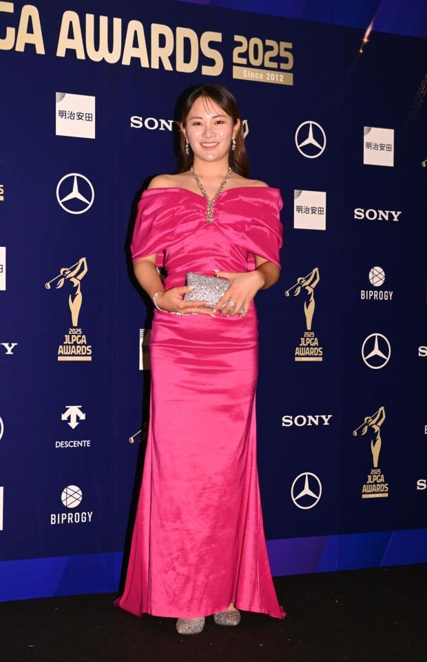 　ドレスアップ撮影でポーズをとる河本結（撮影・開出牧）