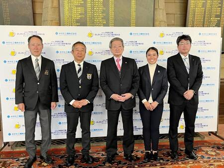 　のじぎくオープン次回大会の協賛を発表した木村化工機株式会社・小林康眞代表取締役会長兼社長（中央）と同社とスポンサー契約を結ぶ中山三奈