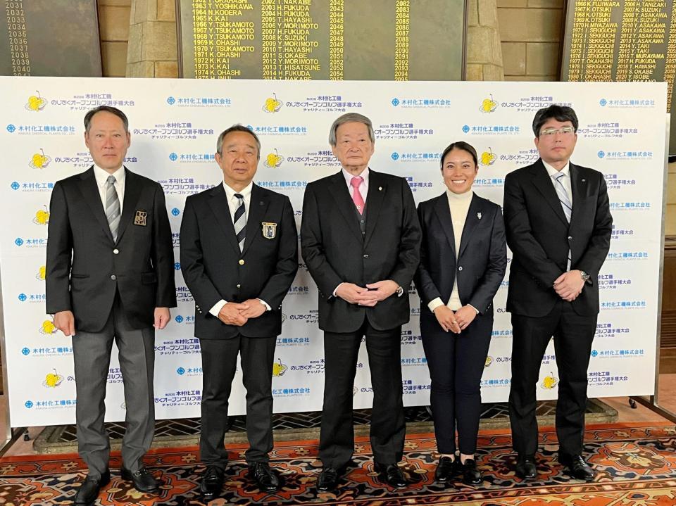 　のじぎくオープン次回大会の協賛を発表した木村化工機株式会社・小林康眞代表取締役会長兼社長（中央）と同社とスポンサー契約を結ぶ中山三奈