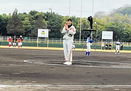 　被弾にも打者をたたえる渋野日向子