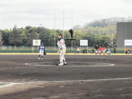 　始球式で“力投”する渋野日向子