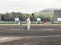 　始球式で“力投”する渋野日向子