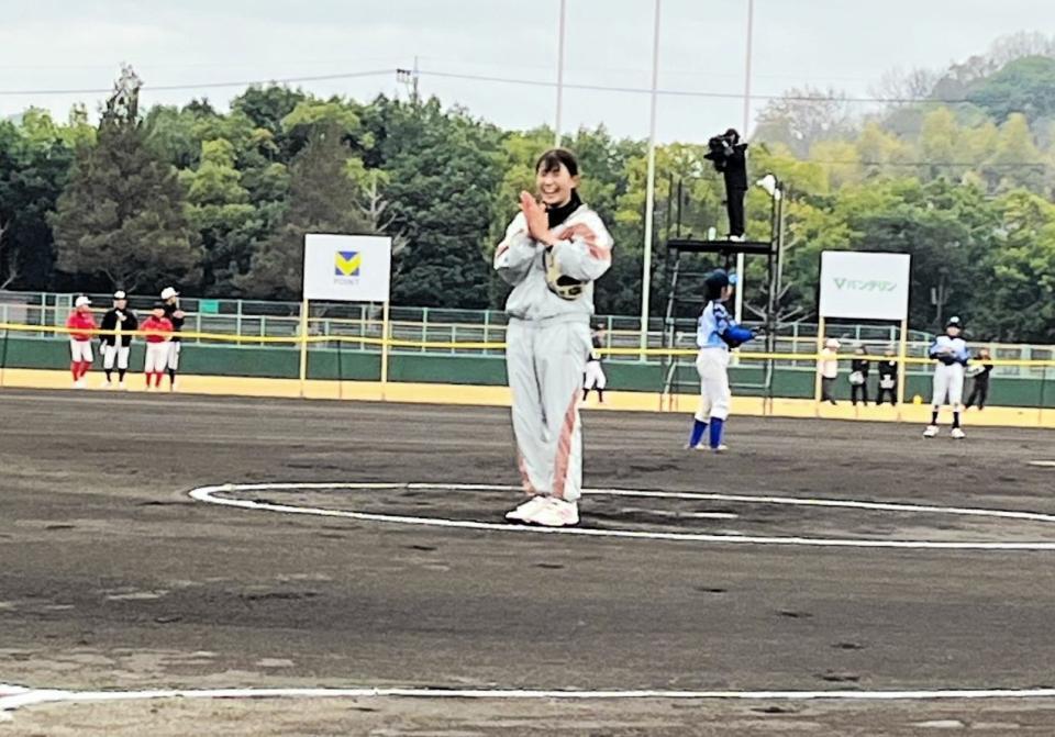 　被弾にも打者をたたえる渋野日向子