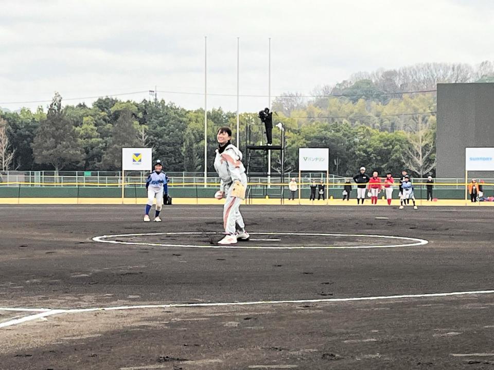 　始球式で“力投”する渋野日向子