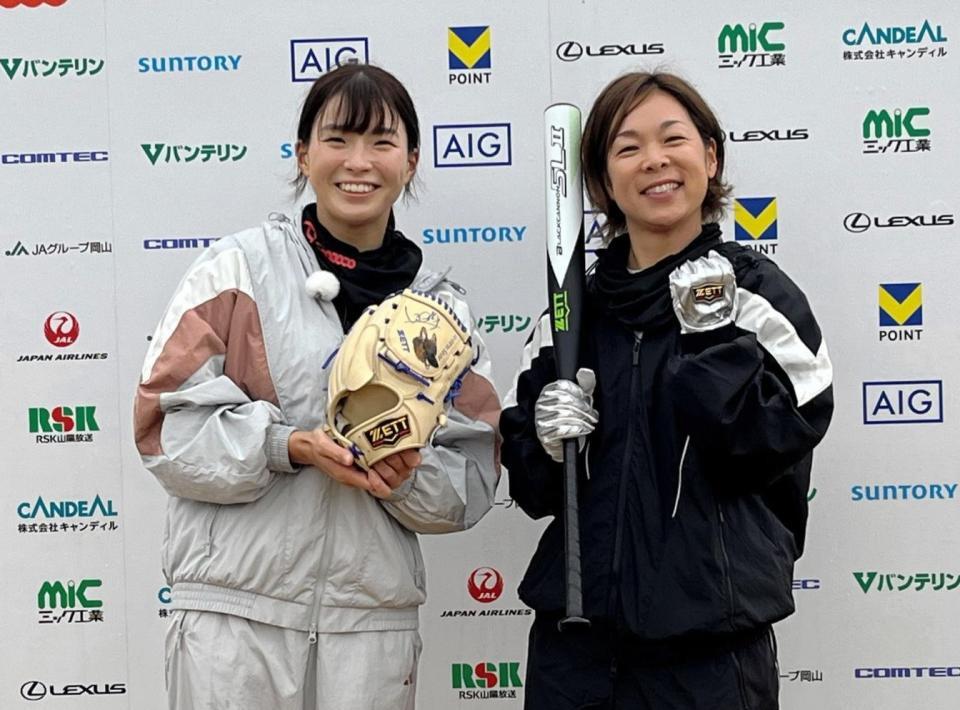 　始球式を終え記念写真に収まる渋野日向子（左）と原田のどかさん