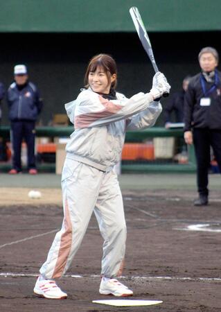 　主催した小学生のソフトボール大会で、打席に立つ渋野日向子