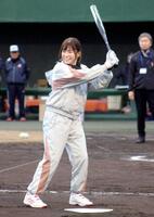 　主催した小学生のソフトボール大会で、打席に立つ渋野日向子