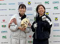 　始球式を終え記念写真に収まる渋野日向子（左）と原田のどかさん