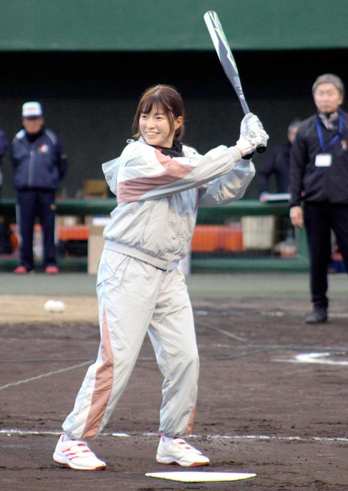 　主催した小学生のソフトボール大会で、打席に立つ渋野日向子