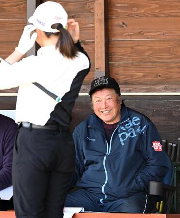 　セレクション参加者に笑顔で声をかける尾崎将司＝２３年２月