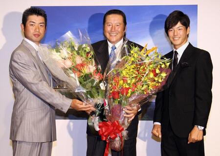 　世界ゴルフ殿堂入りし、池田勇太（左）と石川遼（右）に祝福される尾崎将司（中央）