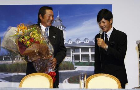 　尾崎将司（左）の世界ゴルフ殿堂入りの祝福に駆けつけた石川遼＝２０１０年１０月