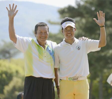 　尾崎将司さん（左）と肩を組み、笑顔でギャラリーの声援に応える松山英樹＝２０１３年