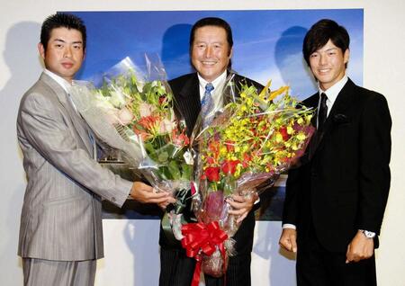 　世界ゴルフ殿堂入りを果たし、池田勇太（左）と石川遼（右）に祝福される尾崎将司さん＝２０１０年１０月６日　