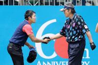 　ホールアウトし、同組の尾崎将司（右）と握手する金谷拓実＝１９年５月