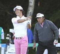 　石川遼のスイングをチェックする尾崎将司＝２０１１年７月