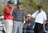 　日本オープン、プレー前に談笑する（左から）青木功、中嶋常幸、尾崎将司さん＝２０１２年１０月